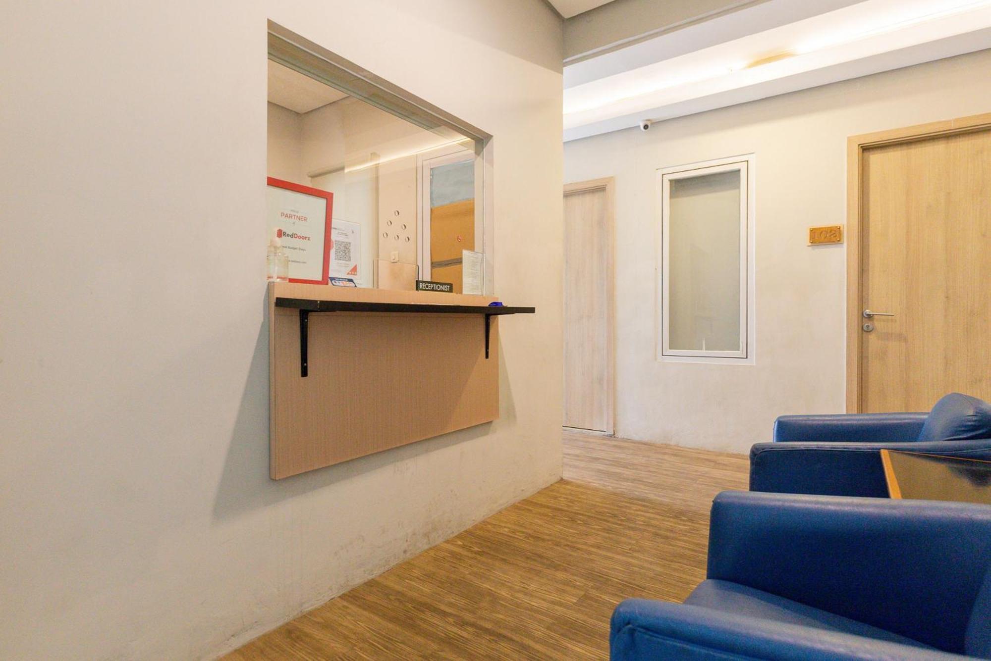 Reddoorz Plus Syariah Near Mall Pondok Indah Джакарта Екстер'єр фото