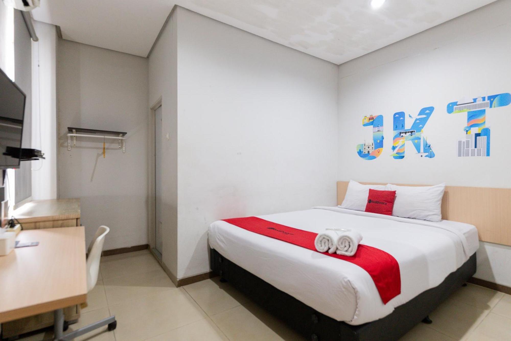 Reddoorz Plus Syariah Near Mall Pondok Indah Джакарта Екстер'єр фото