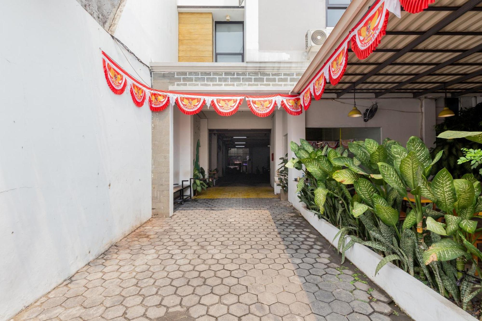 Reddoorz Plus Syariah Near Mall Pondok Indah Джакарта Екстер'єр фото