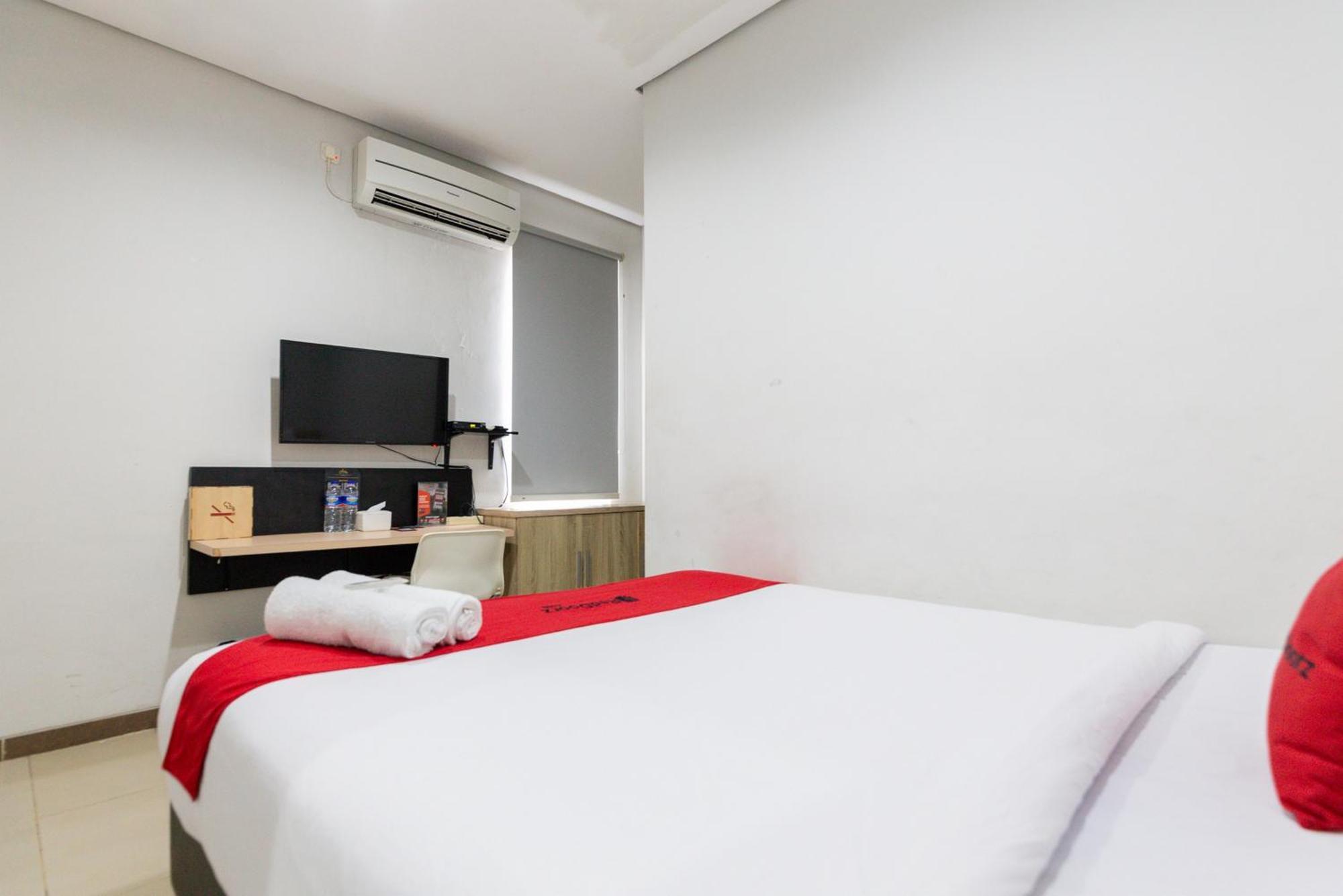 Reddoorz Plus Syariah Near Mall Pondok Indah Джакарта Екстер'єр фото