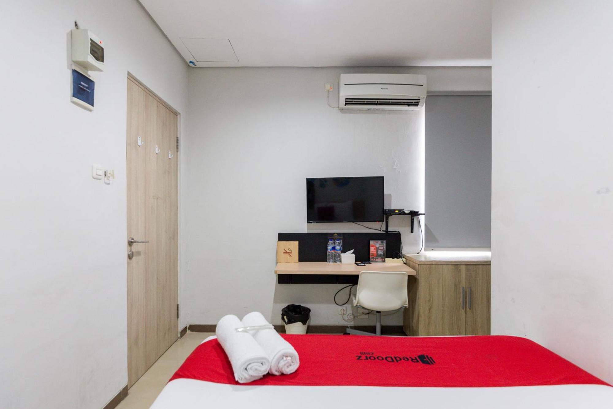 Reddoorz Plus Syariah Near Mall Pondok Indah Джакарта Екстер'єр фото
