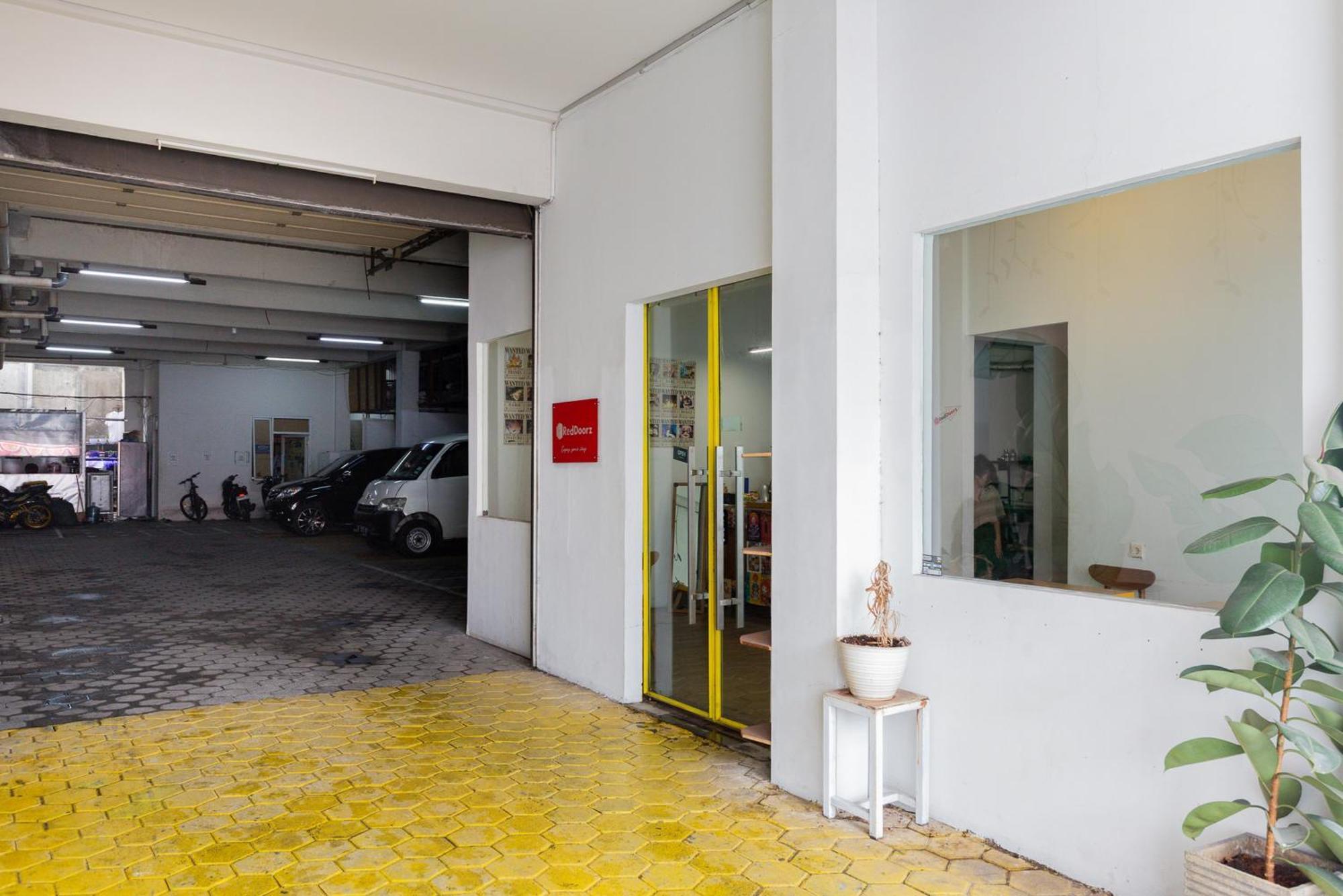 Reddoorz Plus Syariah Near Mall Pondok Indah Джакарта Екстер'єр фото