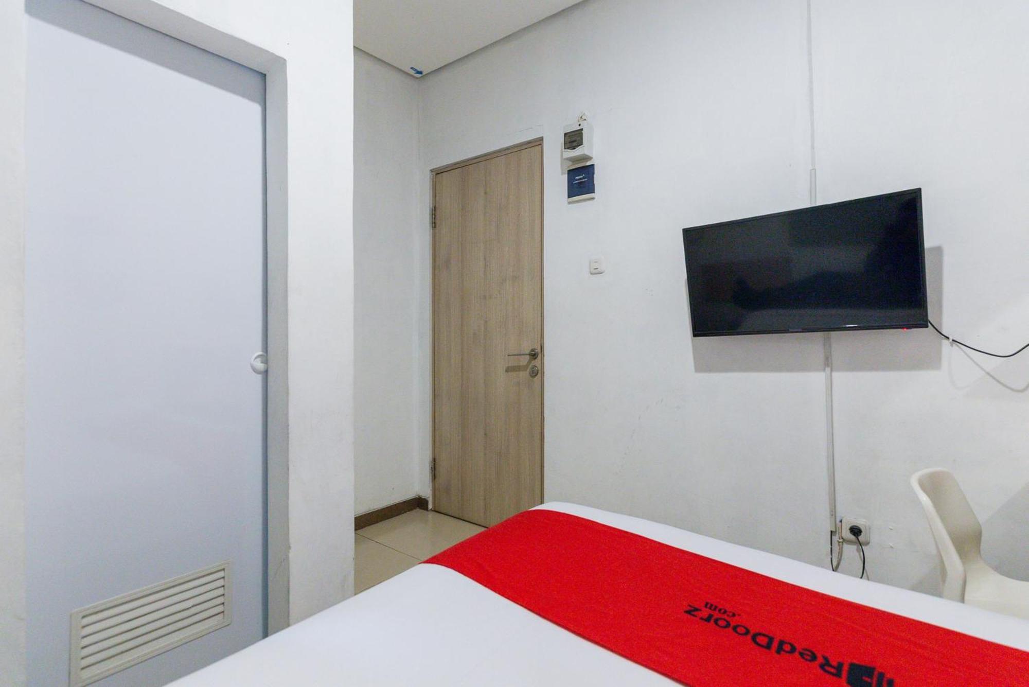 Reddoorz Plus Syariah Near Mall Pondok Indah Джакарта Екстер'єр фото