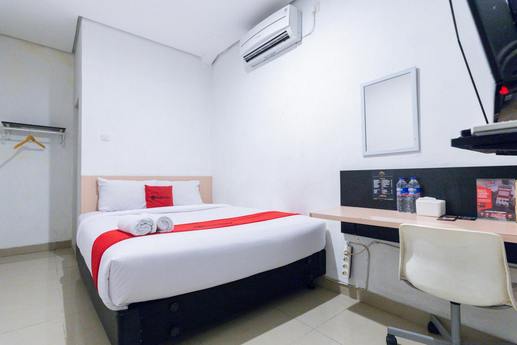 Reddoorz Plus Syariah Near Mall Pondok Indah Джакарта Екстер'єр фото
